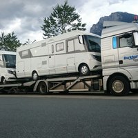 Fahrzeugtransporter mit Caravan