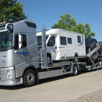 Fahrzeugtransporter mit Caravan